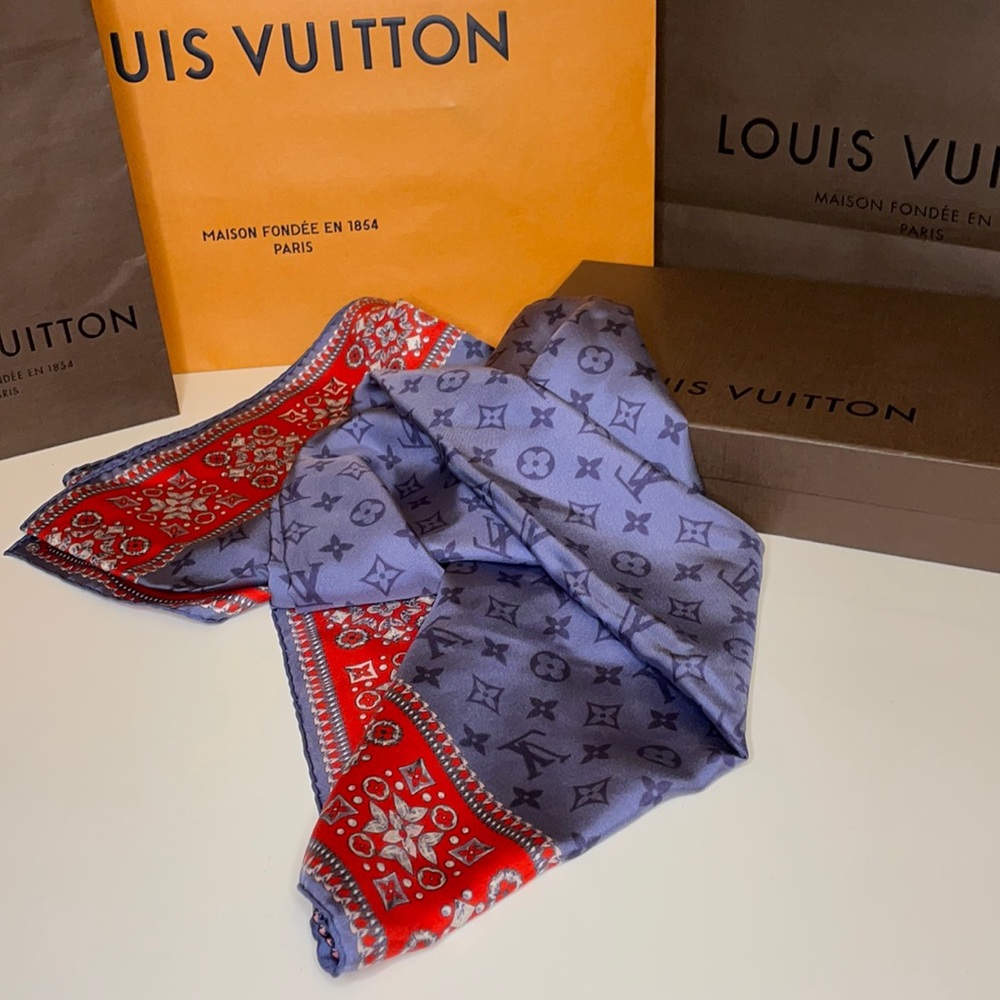 LOUIS VUITTON 46x46 silk scarf